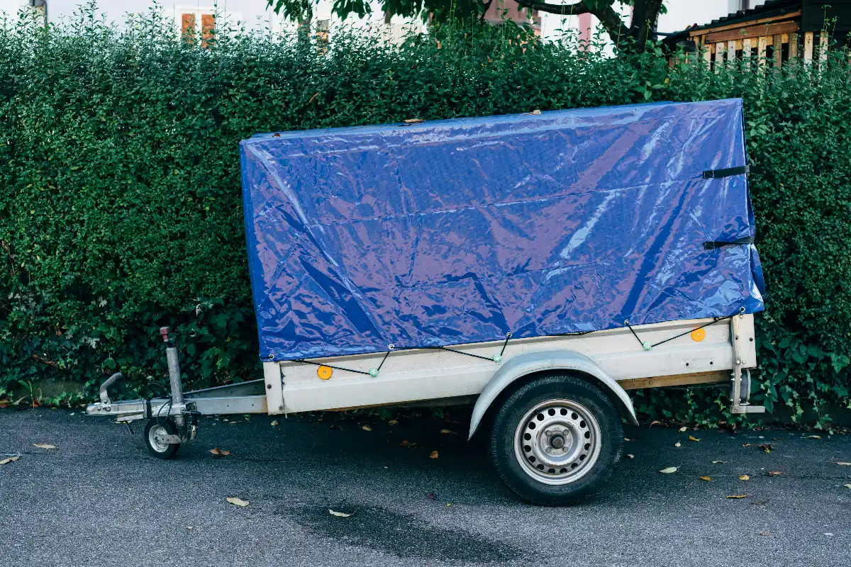 Instructeur en cursist bij een lesauto met beladen aanhanger tijdens de dagopleiding voor het aanhanger rijbewijs BE